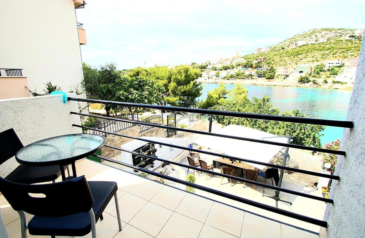 Apartments Petrovic Primosten Exterior photo