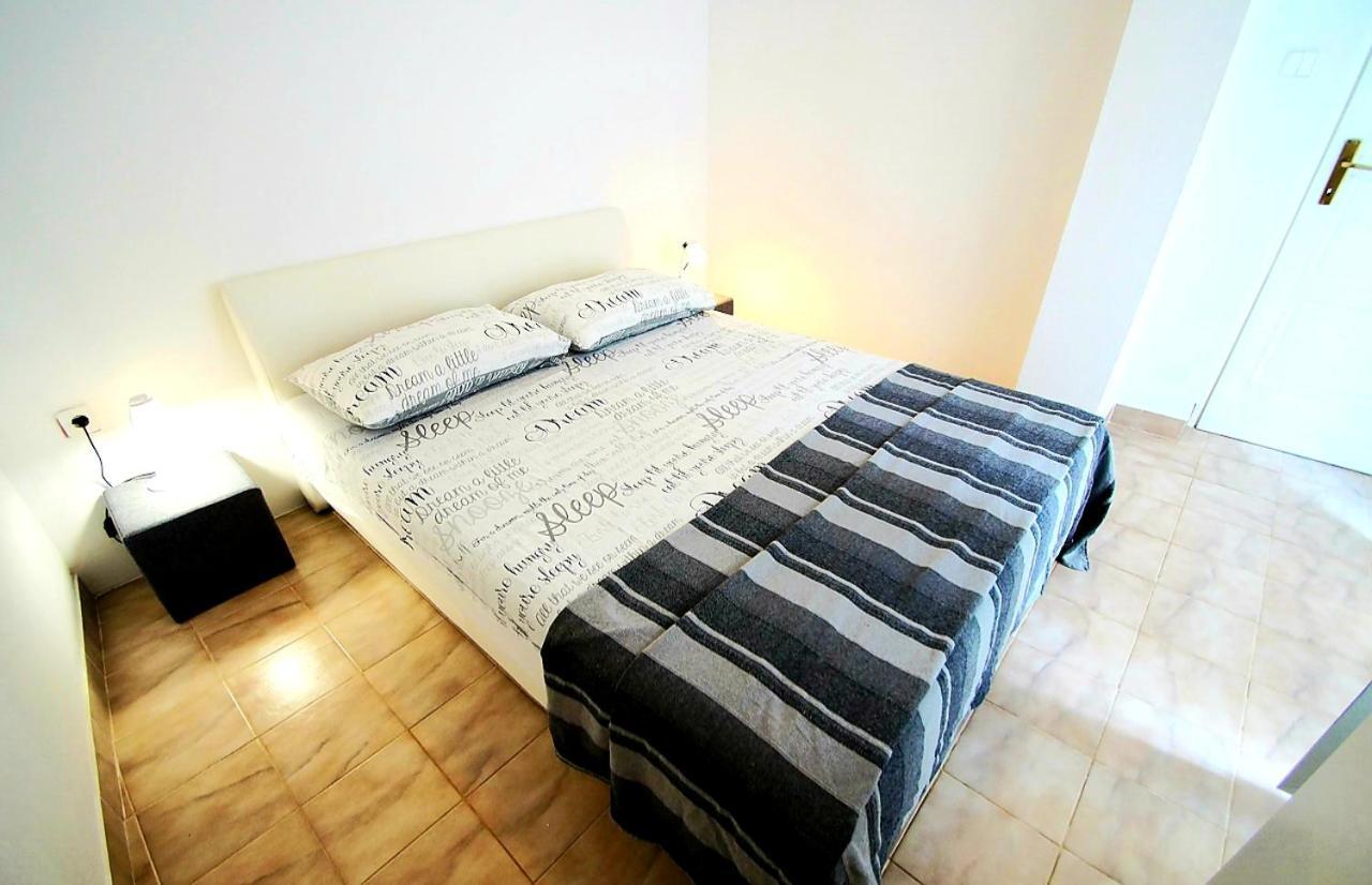 Apartments Petrovic Primosten Exterior photo