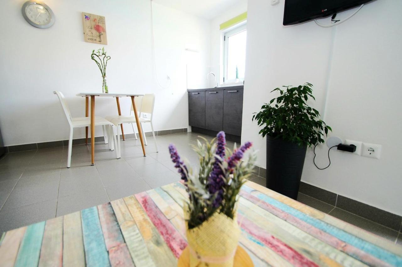 Apartments Petrovic Primosten Exterior photo